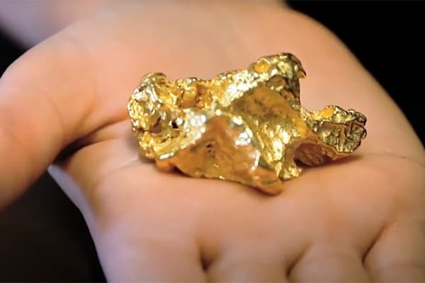 Rising Gold Demand Fueled By Banking Sector Turmoil | gold investments | Article Thumbnail